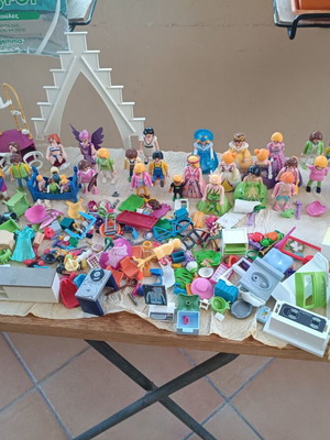 Playmobil lot with princesses and female figures, parts set