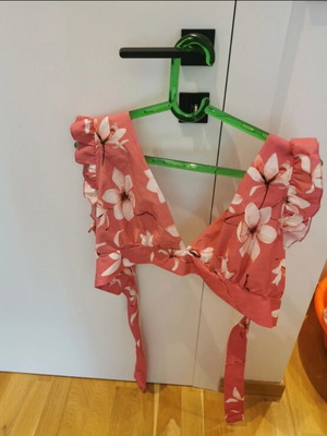 Top one size floral like new, fits up to medium