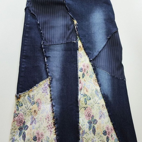 Patchwork Jean Strech Skirt size Large like new, blue