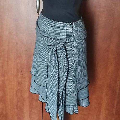 Free Wear wrap skirt like new, boho style with ruffles, size M