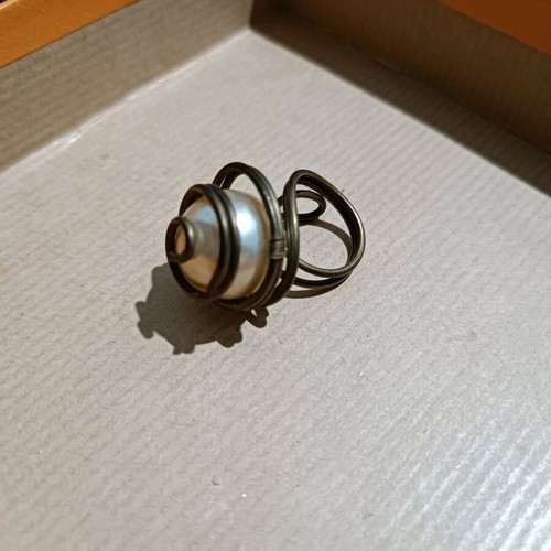 Boho-Chic ring with large pearl and vintage wire like new