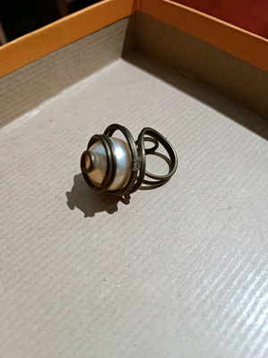 Boho-Chic ring with large pearl and vintage wire like new