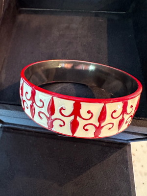 Bracelet like new in white and red color