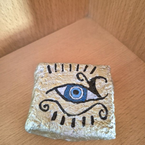 Decorative stone with mataki new, painted with metallic background color