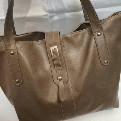 Brown large leather shoulder bag like new with zipper and gold details