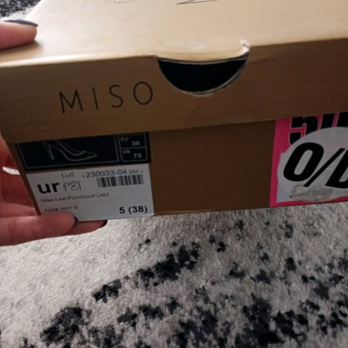 MISO Pumps New Size 38 With Small Hole On Label
