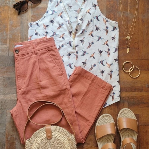 Sleeveless blouse like new, white with colorful bird patterns