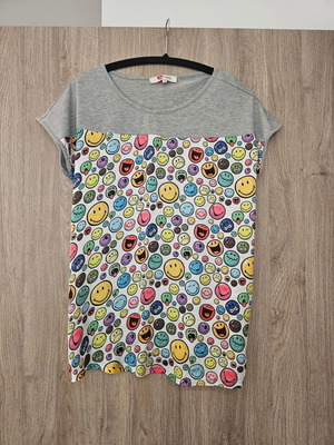 Tshirt used with smiley face design gray size M