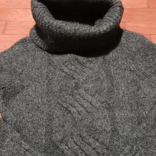 T.T Studio wool and mohair sweater size M like new, green