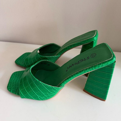 Peep toe green croco shoes like new, size 38