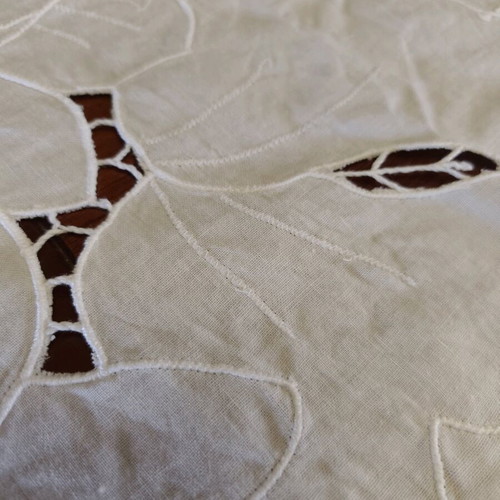 Cutwork tablecloth 160 centimeters like new