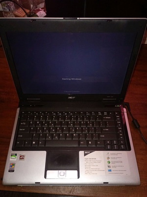 Acer laptop μεταχειρισμένο με θέμα στο πληκτρολόγιο και κολλώντας το μηδέν