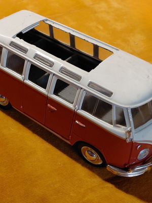 Maisto Volkswagen Van "Samba" model car 17x7x7 cm