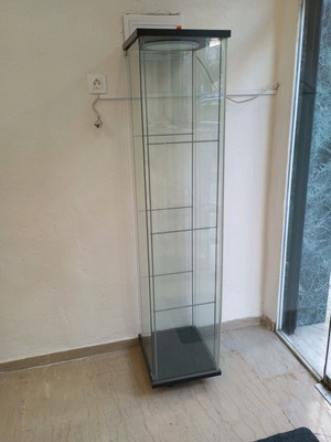 Γυάλινη βιτρίνα σαν καινούργιο με ροδάκια και φωτισμό, 3 γυάλινα ράφια