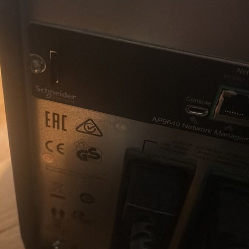 APC Smart-UPS 1500VA LCD with SmartConnect Line-Interactive 1000W like new with 8 IEC sockets