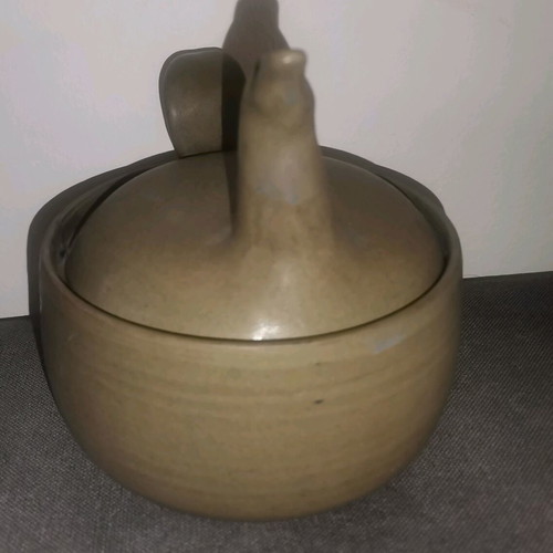 Ceramic decoration used, khaki with bird-shaped lid