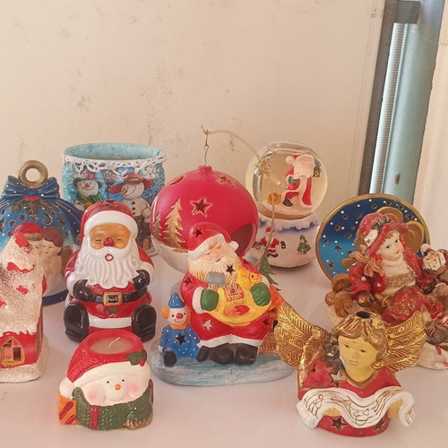 Christmas decoration set used, 11 pieces including music snow globe and ceramic candle holders
