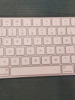 Apple Magic Keyboard μεταχειρισμένο με θύρα lighting και Bluetooth
