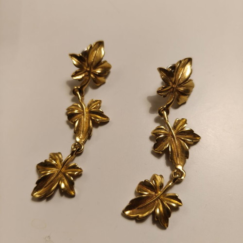 Vintage Monet stud earrings like new, gold tone