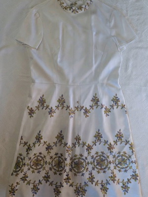 Vintage tailored cocktail dress like new, embroidered floral design