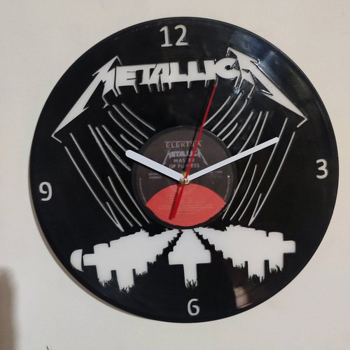 Wall clock made from a Metallica – Master Of Puppets vinyl record