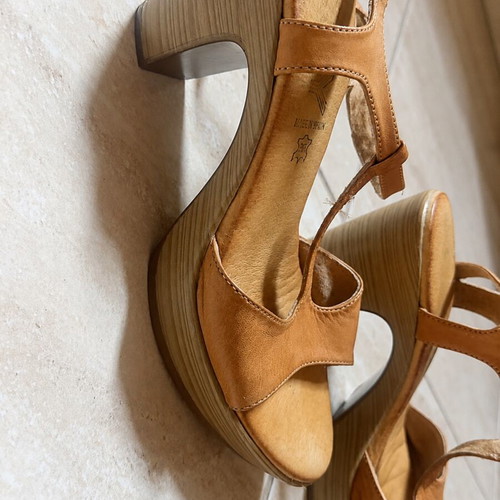 Leather camel sandals with block heel, made in Spain