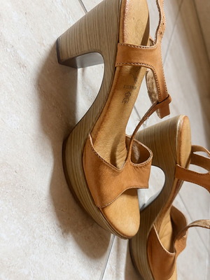 Leather camel sandals with block heel, made in Spain