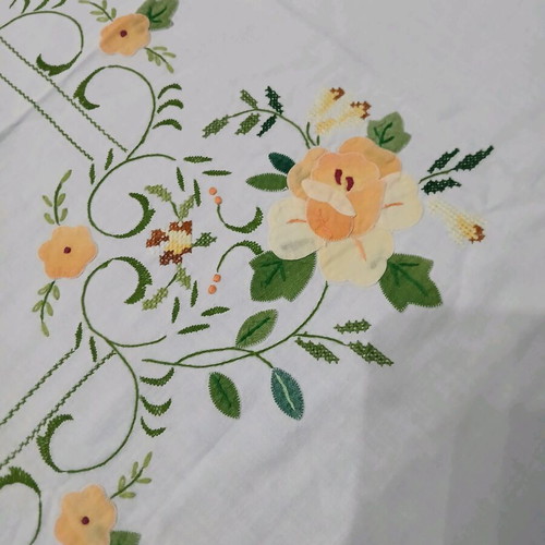 Vintage machine embroidered tablecloth like new, 80×80 cm