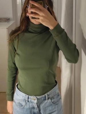 Green long-sleeve turtleneck shirt used, size S/M