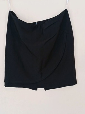 Lynne women's black short skirt like new with front detail