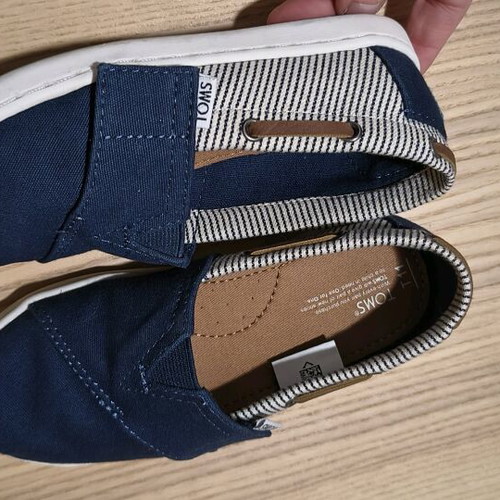 Toms navy casual shoes for boys like new, size 28.5