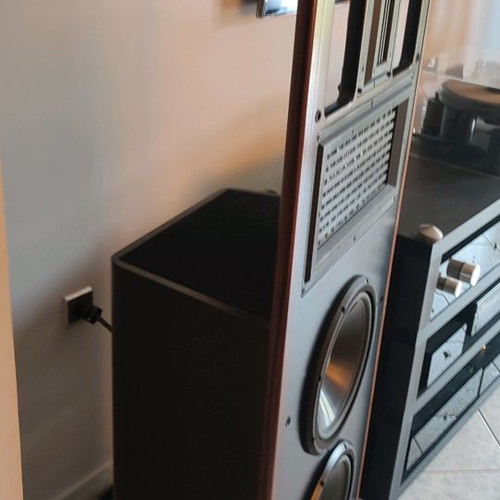 Infinity Gamma speakers used in excellent condition