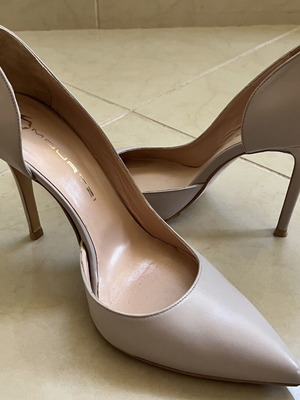 Mourtzi leather pumps light gray like new