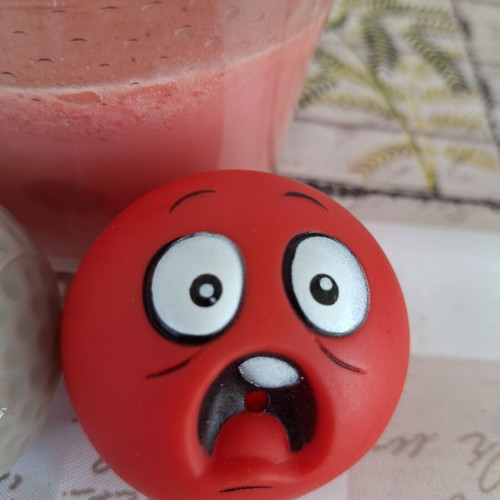 Set of 2 rubber squeaky balls with funny faces