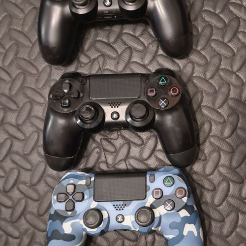 PlayStation 4 controllers used, 3 pieces for repair or spare parts