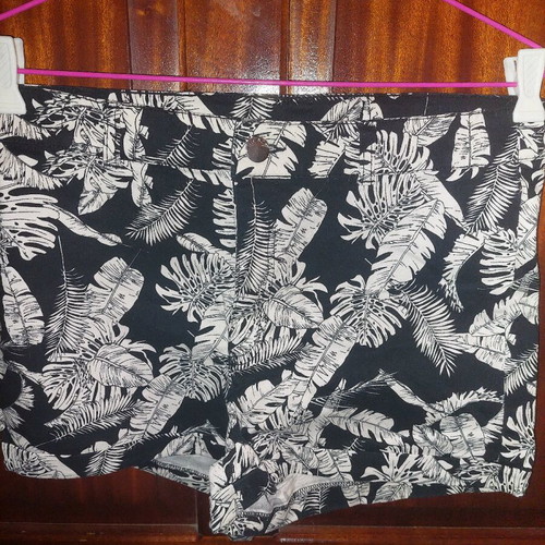 Printed shorts like new, size L, black and white