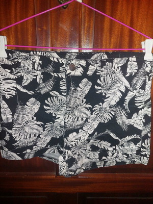 Printed shorts like new, size L, black and white