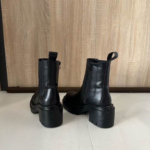 Alta Moda leather lug sole ankle boots new, size 37