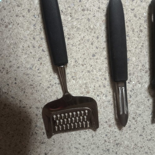 Kitchen tools set like new, 6 pieces including cheese grater
