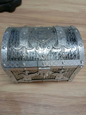 Collectible jewelry chest