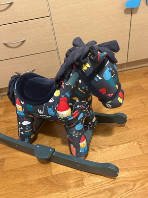 Κουνιστό αλογάκι “Little bird told me” σαν καινούργιο, κυπαρισσί με σχέδια