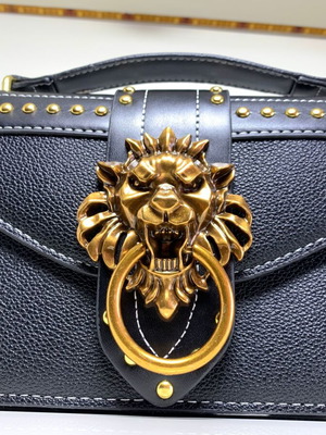 Дамска чанта Lion Head черна нова с златисти декоративни елементи