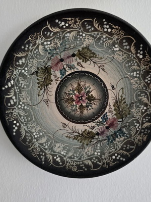 Vintage decorative wall plates porcelain set of 3 like new with floral design