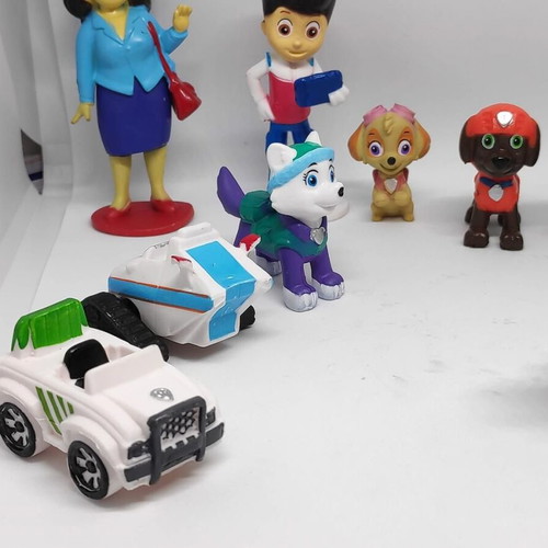 Paw Patrol collectible set of 12 figures like new