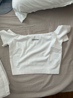 Off Shoulder Calvin Klein White T-shirt like new