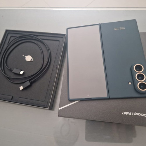 Samsung Galaxy Z Fold 7 512 Gb like new with warranty and 2 cases