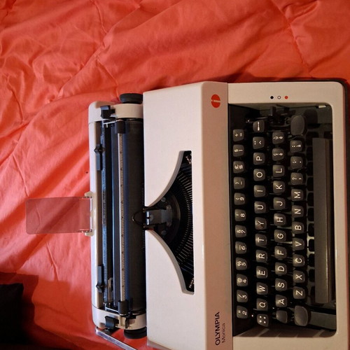 Olympia Monica English Typewriter with Case like new