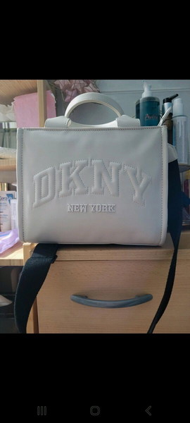 Γυναικεία τσάντα DKNY – Κλασική και κομψή