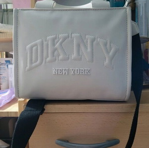 Γυναικεία τσάντα DKNY – Κλασική και κομψή
