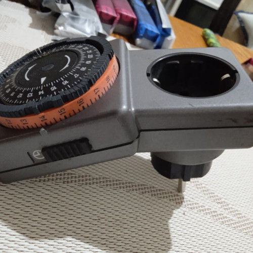 Socket with timer